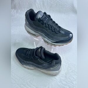 53: Nike: Womens Air Max 95 (Anthracite/ Wolf- Grey) Size: 6